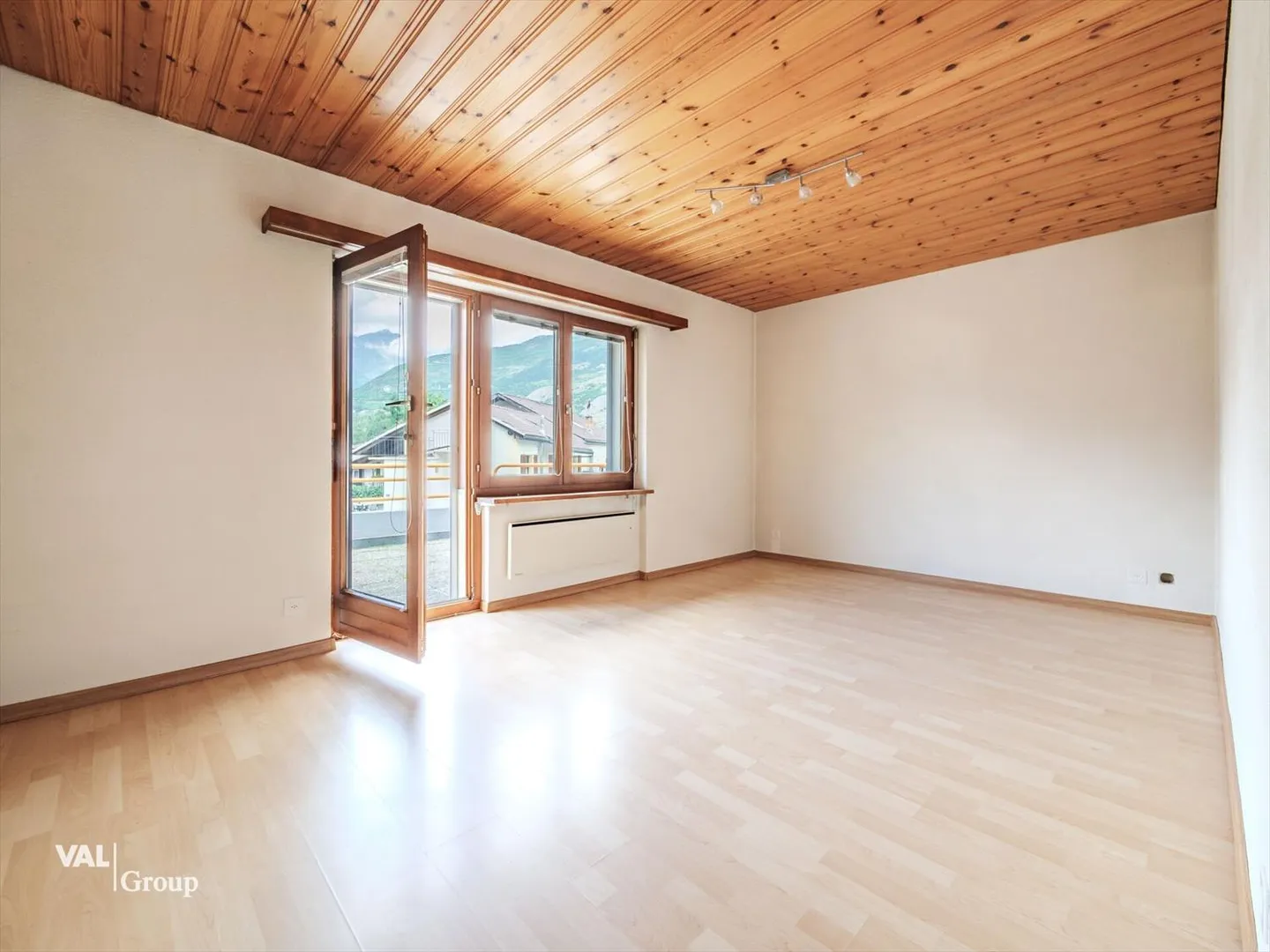 Tradition Meets Future: Residential and Commercial Property with Versatile Potential - Photo 5 of 13