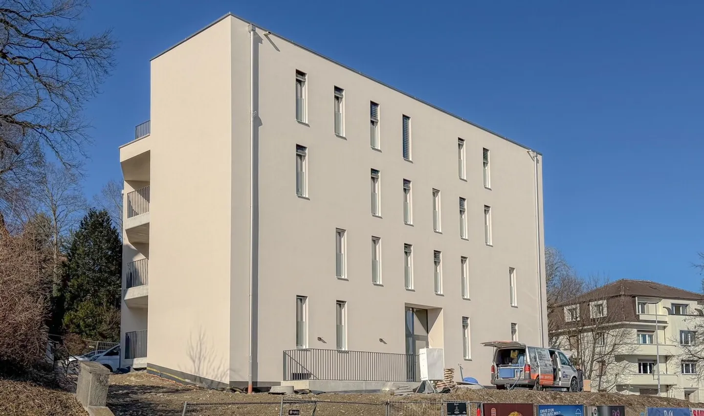 Appartamento affascinante 3.5 stanze nuovo con terrazza a due passi dalla stazione ferroviaria di Friburgo - Foto 2 di 11