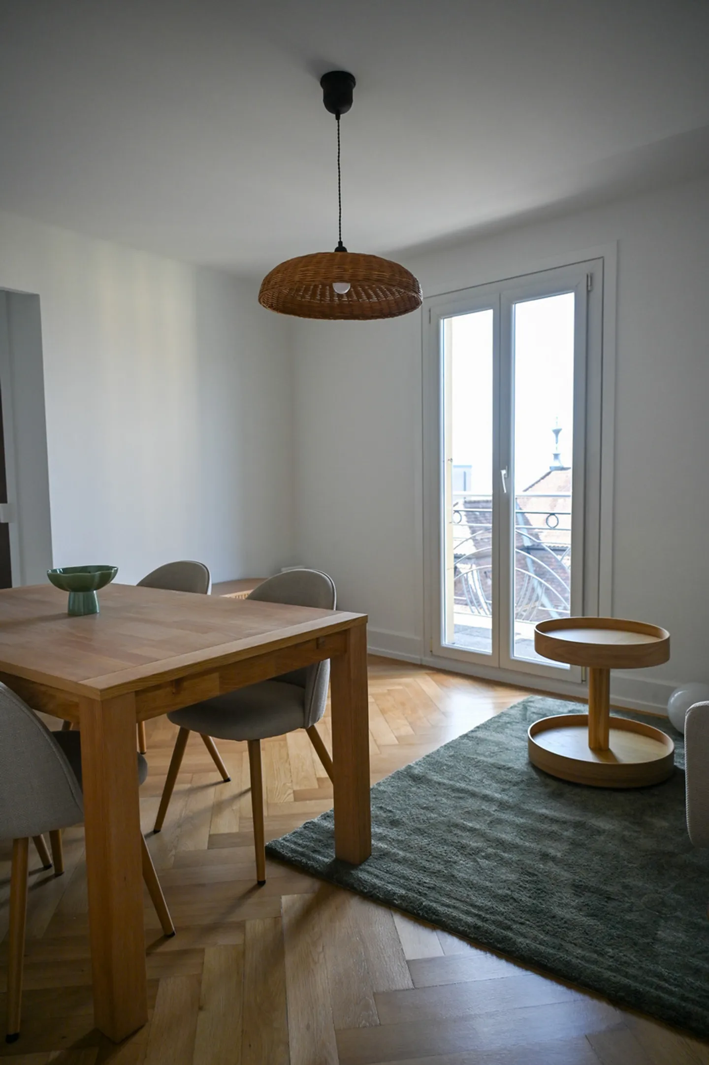 Beautiful furnished apartment with 2.5 rooms and a view of the lake and the Alps - Photo 2 of 6