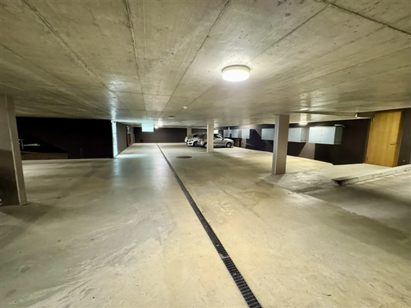 «Einstellhallenparkplätze ab sofort verfügbar» - Foto 1 von 1