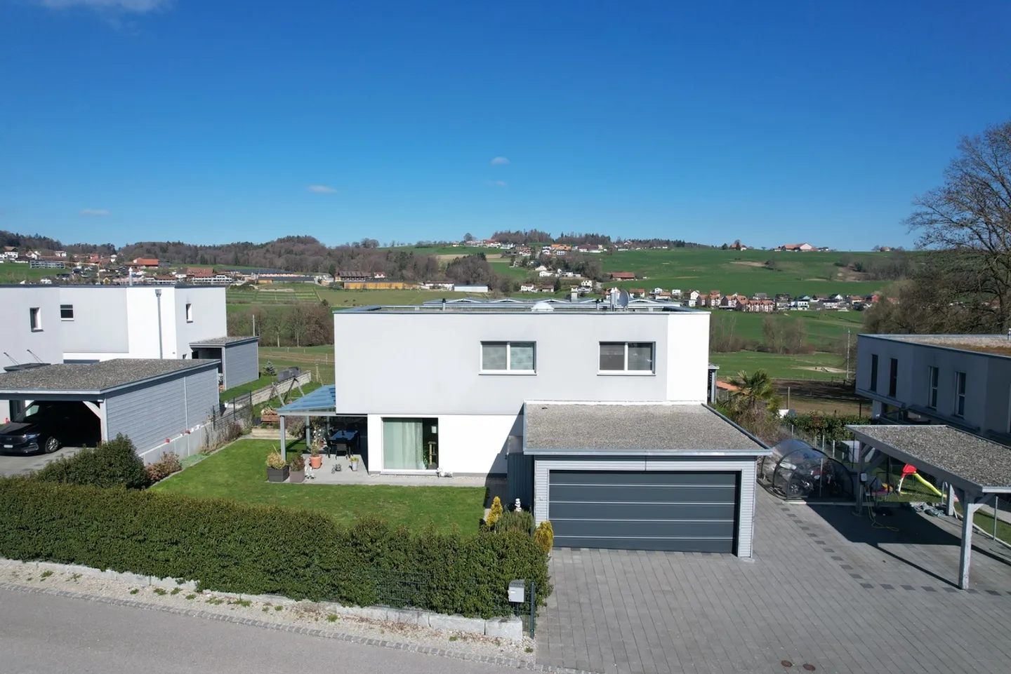 Charming modern family villa - Photo 2 of 8