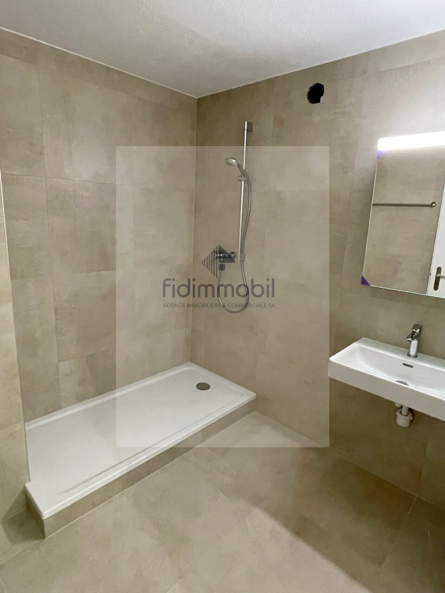 Fully renovated 3.5 room apartment - Photo 7 of 8