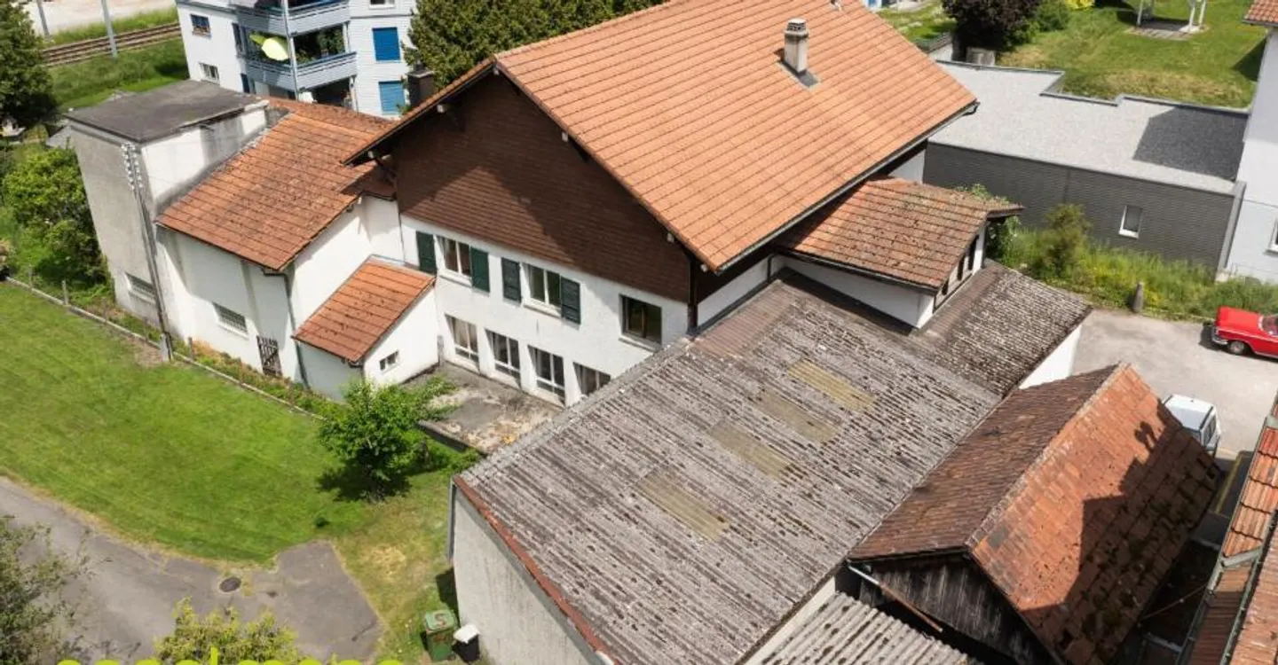 Wohngebäude mit Garagen + Werkstatt - Foto 2 von 13