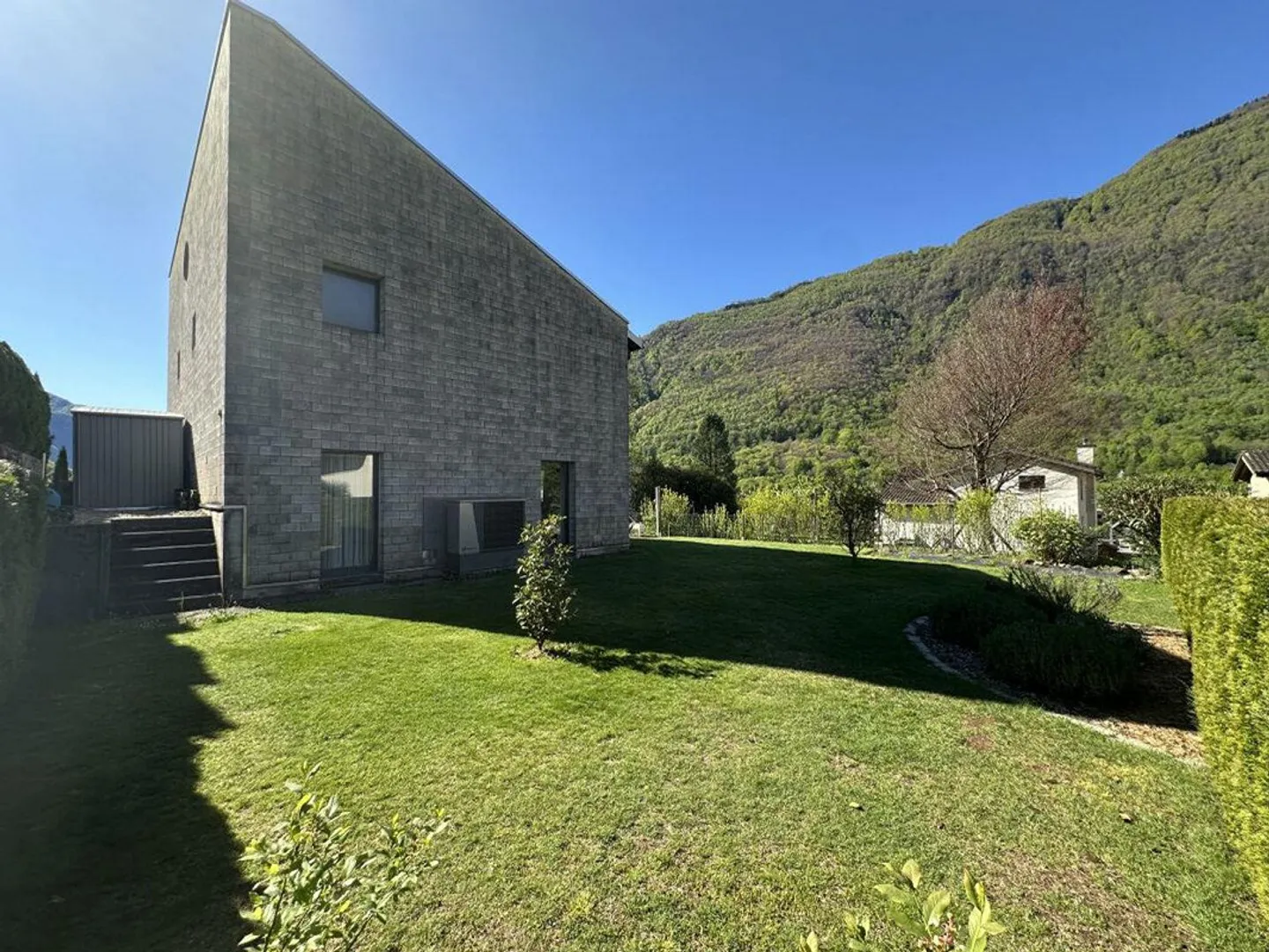 Serenità e Stile: Dimora Elegante di 4,5 Locali con Ampio Giardino ... - Foto 3 di 13