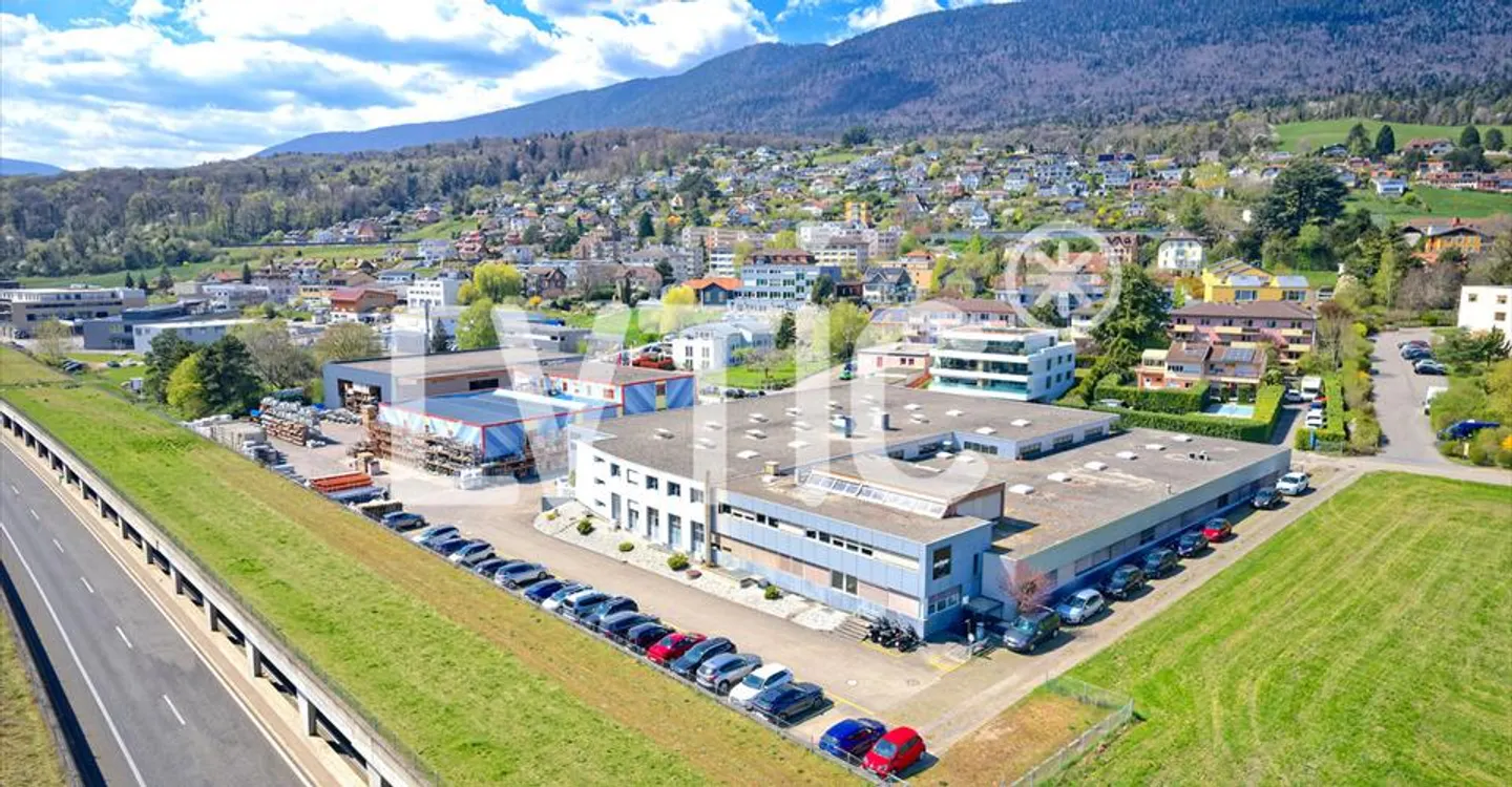 Industrial hall 2800 m2 with offices - Highway 2 min - Bevaix (NE) - Photo 1 of 12