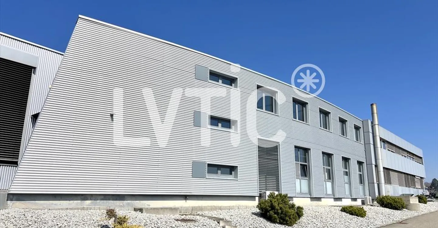 Industrial hall 2800 m2 with offices - Highway 2 min - Bevaix (NE) - Photo 4 of 12