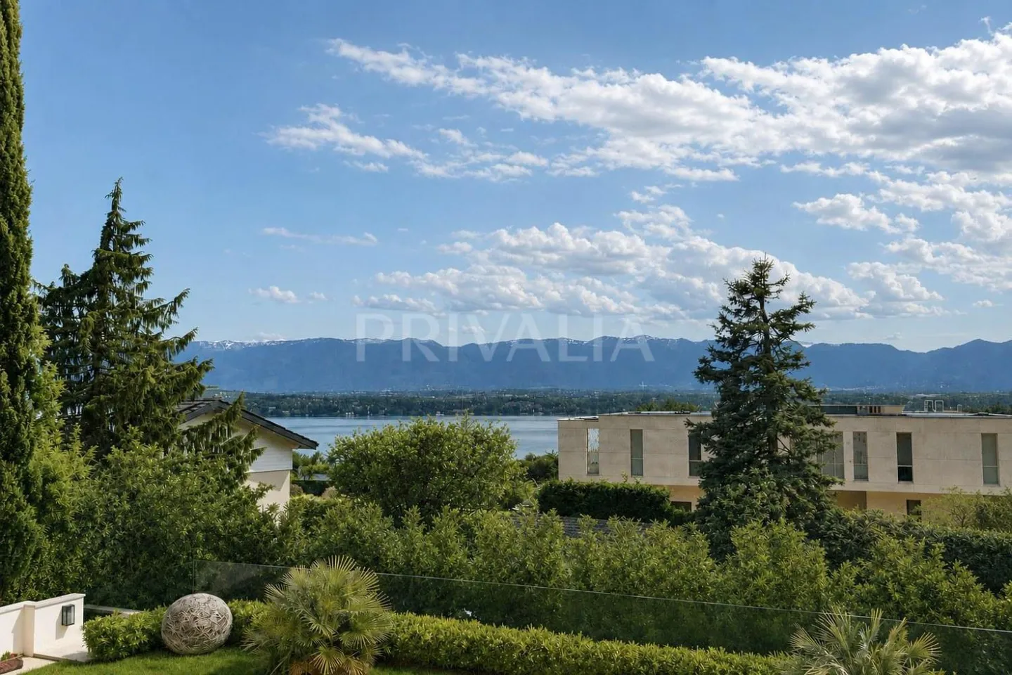Elegant villa with renovation and lake view in Cologny - Photo 1 of 1