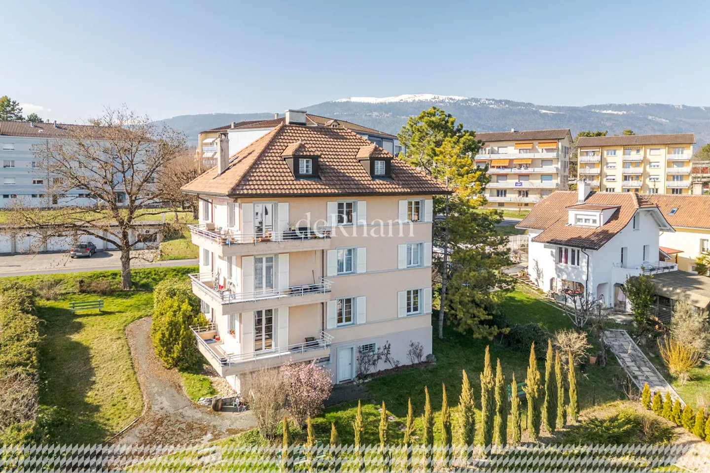 Rental house with three apartments - Photo 1 of 7