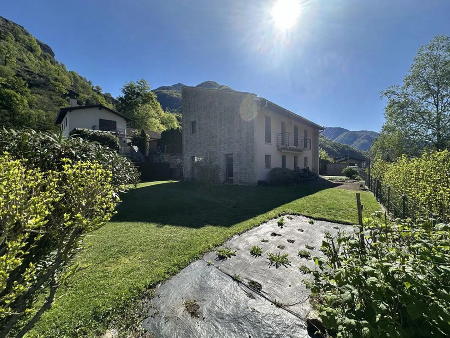 Serenità e Stile: Dimora Elegante di 4,5 Locali con Ampio Giardino ... - Foto 4 di 13