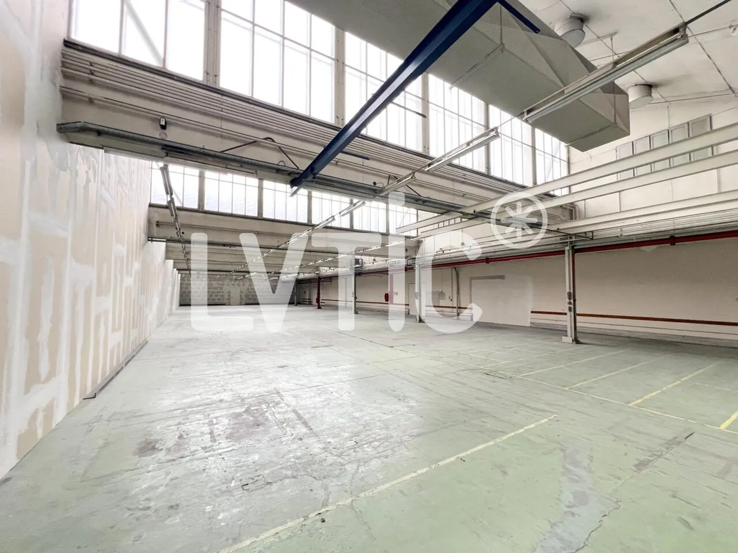 700 m2 warehouse for rent in Crissier - Photo 1 of 5