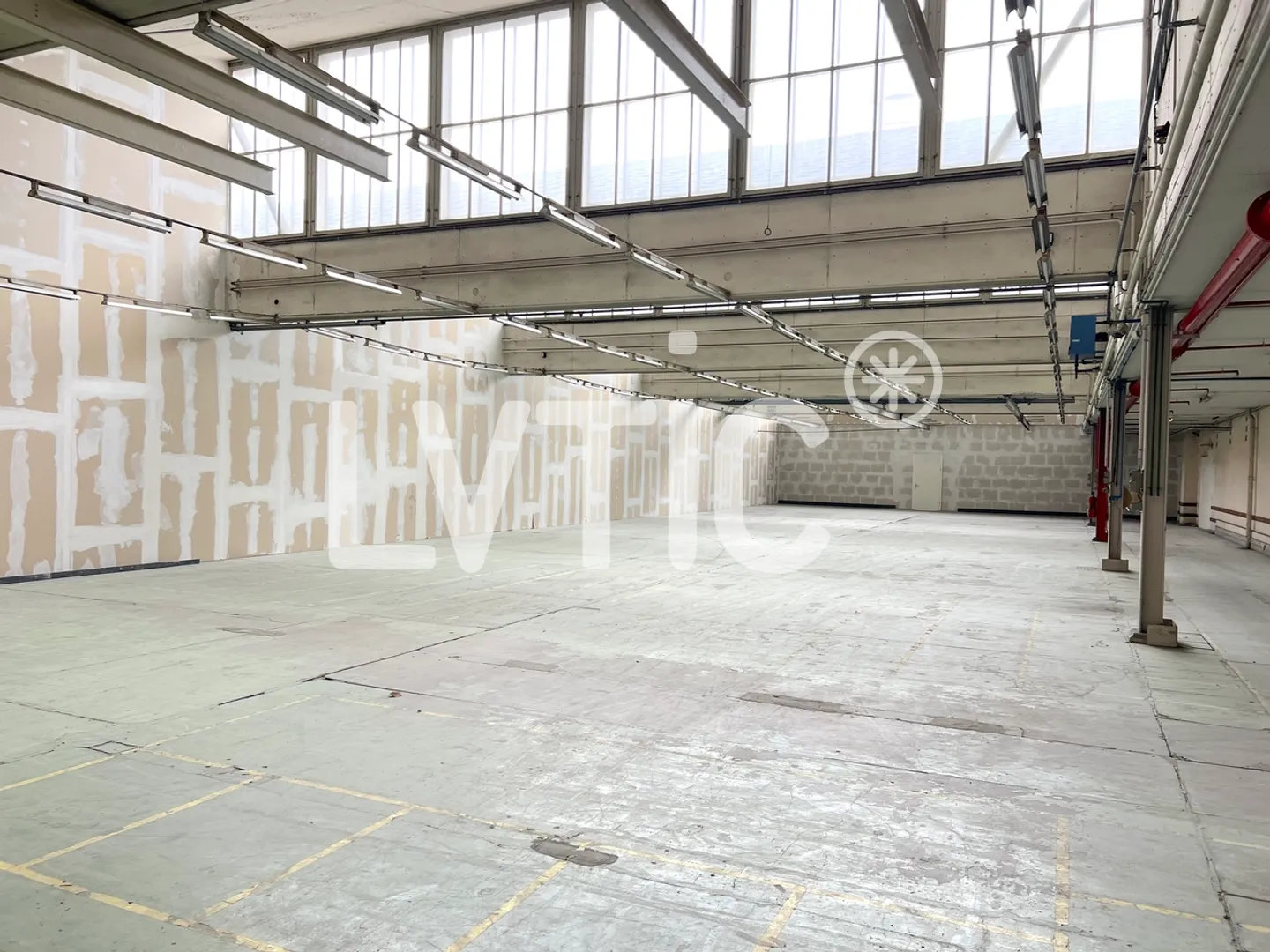 700 m2 warehouse for rent in Crissier - Photo 2 of 5