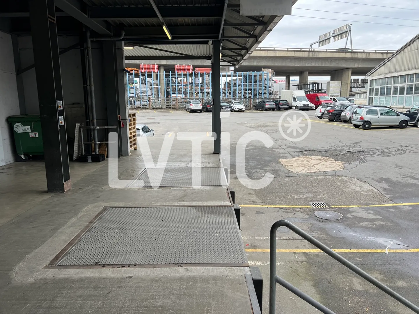 700 m2 warehouse for rent in Crissier - Photo 3 of 5