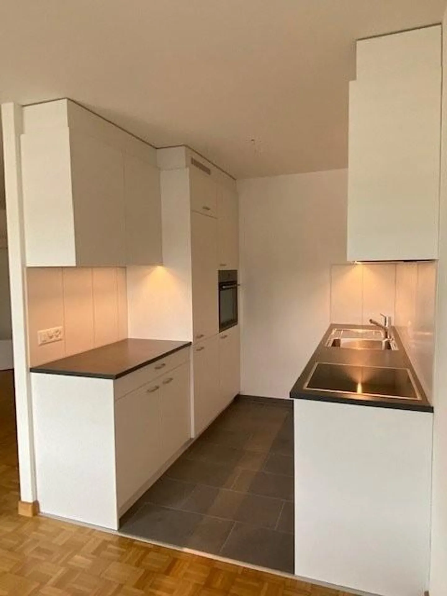 Appartement spacieux et lumineux de 4,5 pièces à distance de marche de la gare - Photo 3 sur 8