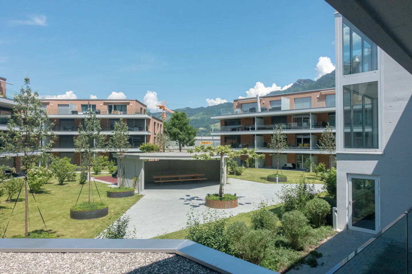 Vivere moderno in una posizione ben collegata - Foto 2 di 8