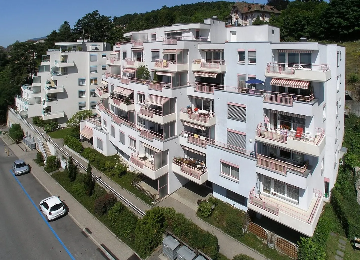 A 3 min. from the CFF Station and the OFS, under the HEG-ARC schools - Photo 2 of 2