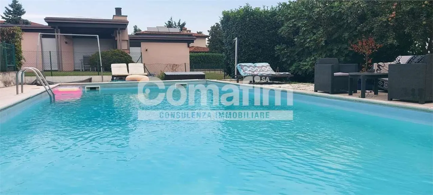 Spazio al tuo servizio e divertimento in piscina - Foto 1 di 13