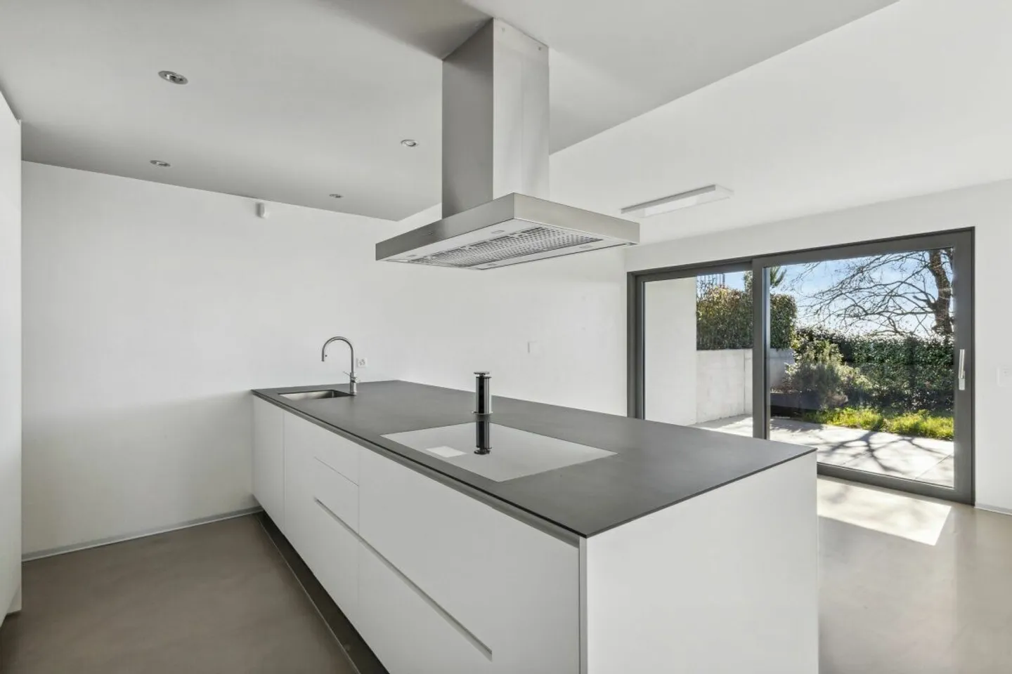 Villa contemporanea con due giardini e vista panoramica - Foto 1 di 10