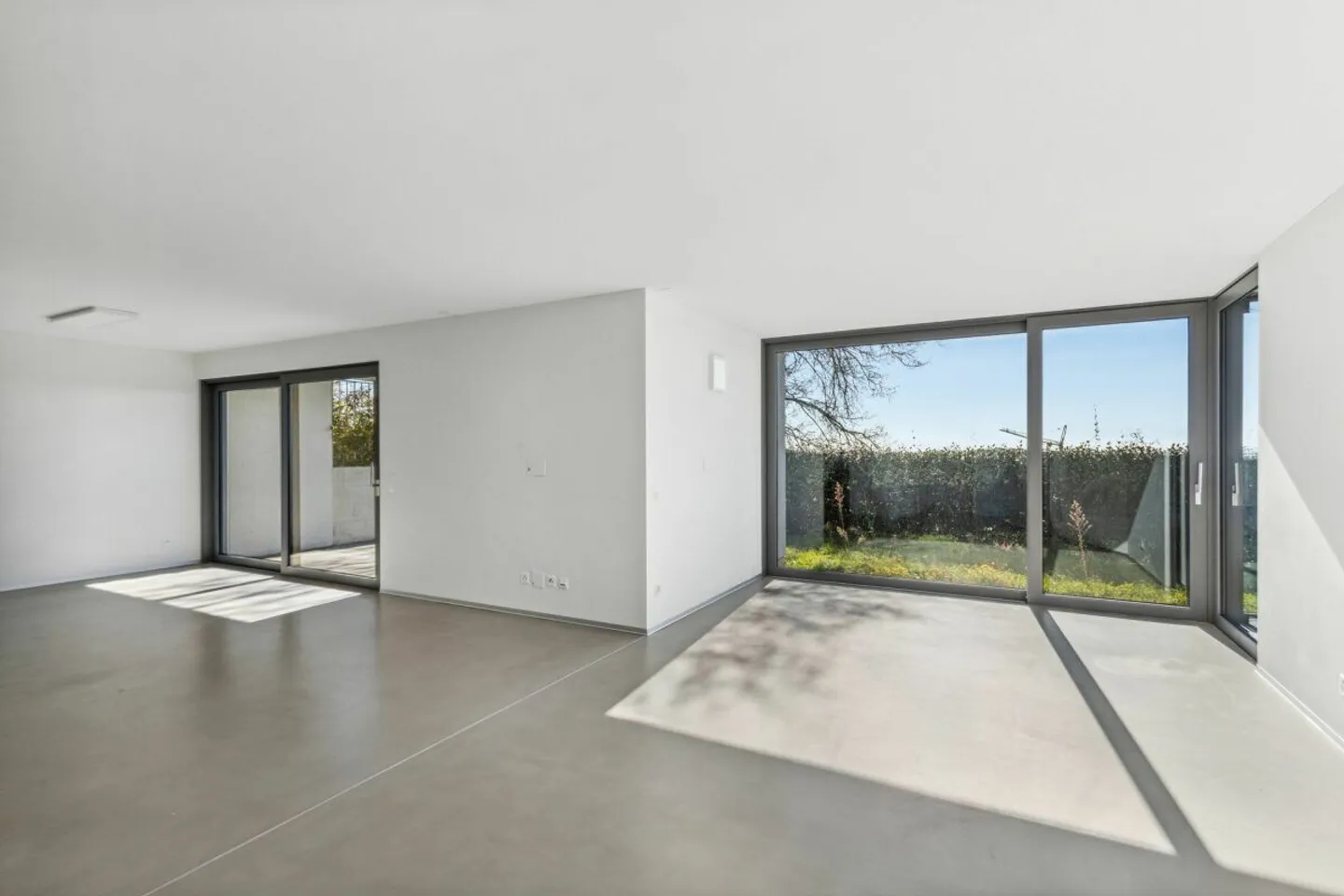 Villa contemporanea con due giardini e vista panoramica - Foto 4 di 10