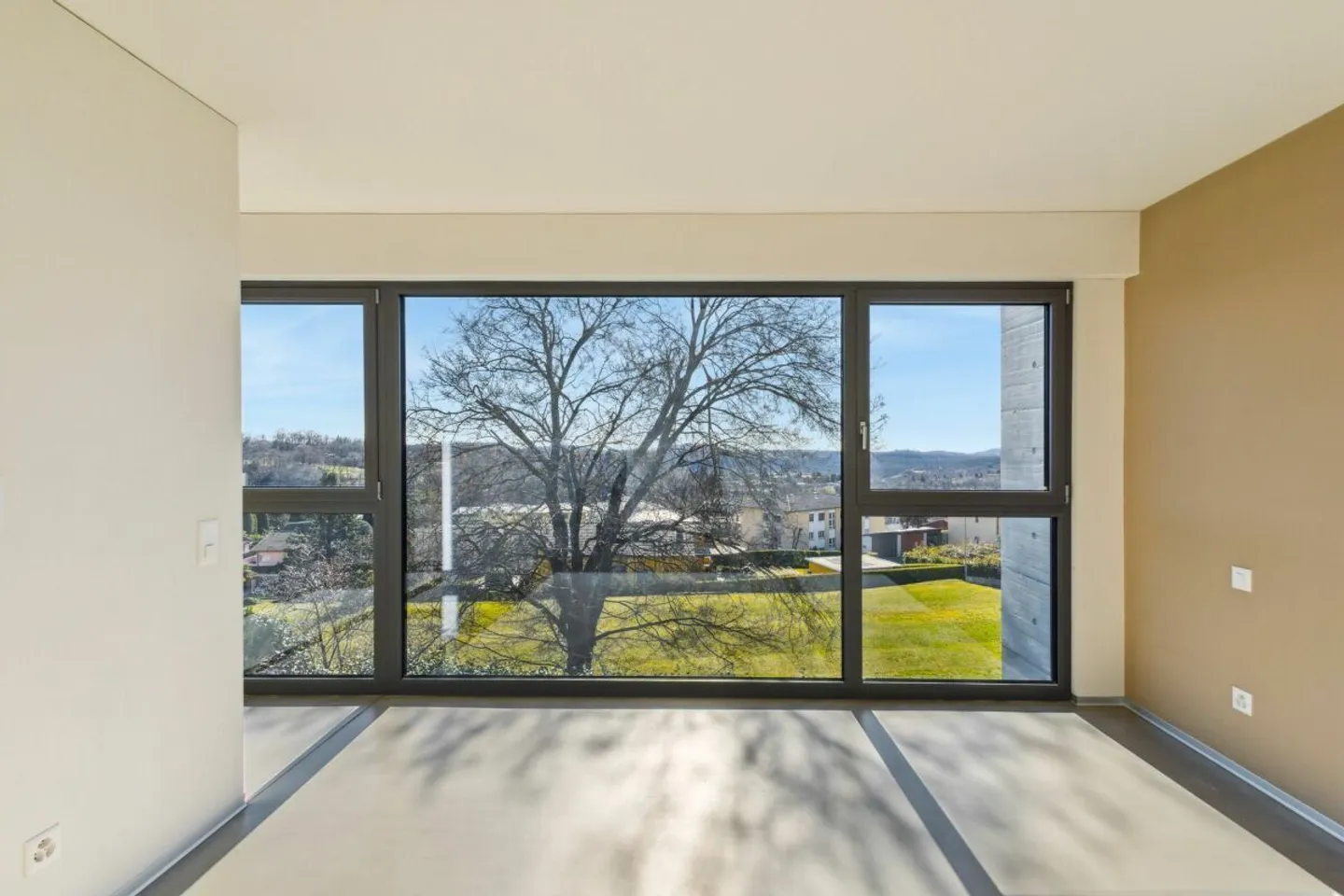 Villa contemporanea con due giardini e vista panoramica - Foto 5 di 10