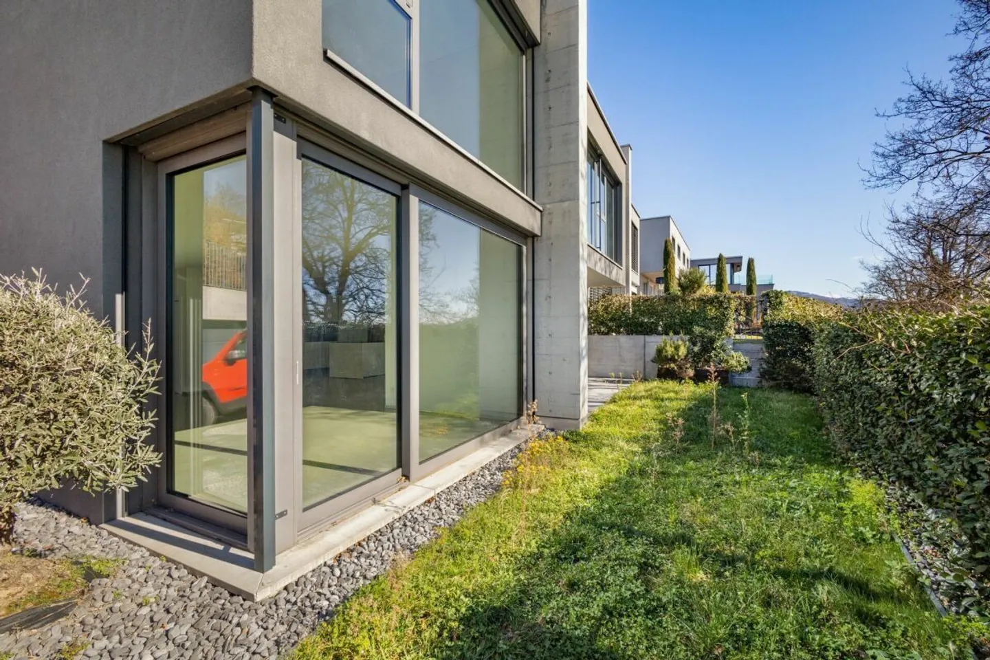 Villa contemporanea con due giardini e vista panoramica - Foto 9 di 10