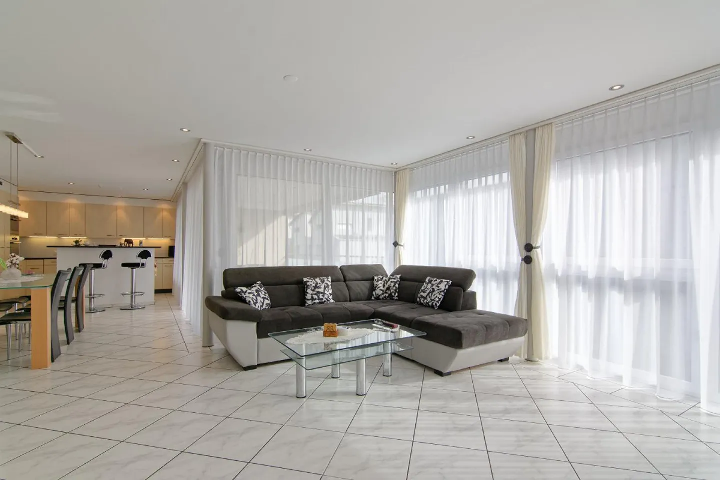 Condominio soleggiato di 5,5 stanze con ascensore al 1° piano - Foto 3 di 7