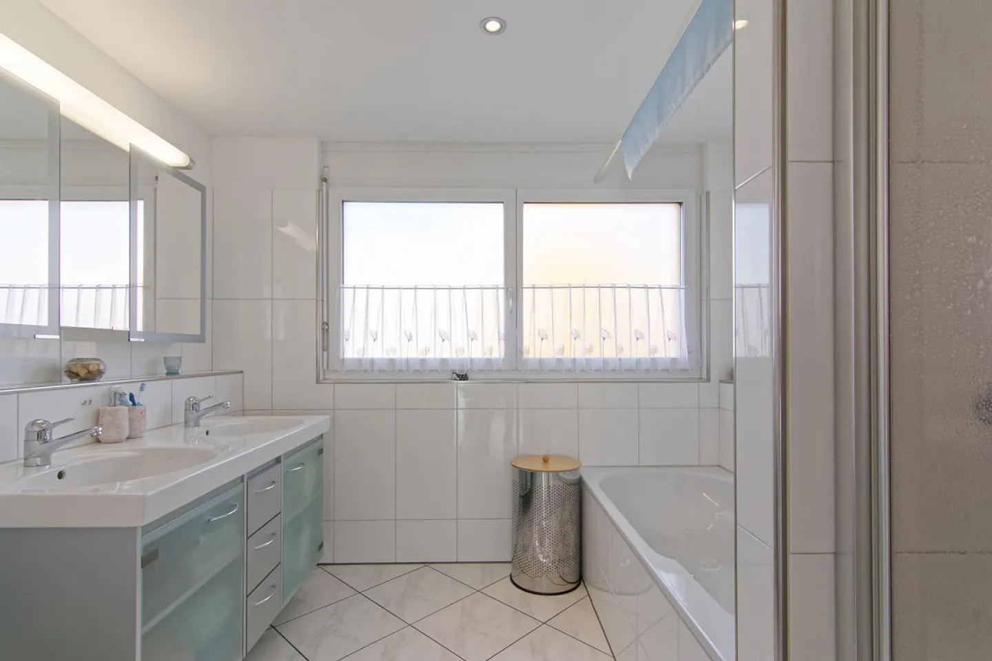 Condominio soleggiato di 5,5 stanze con ascensore al 1° piano - Foto 5 di 7