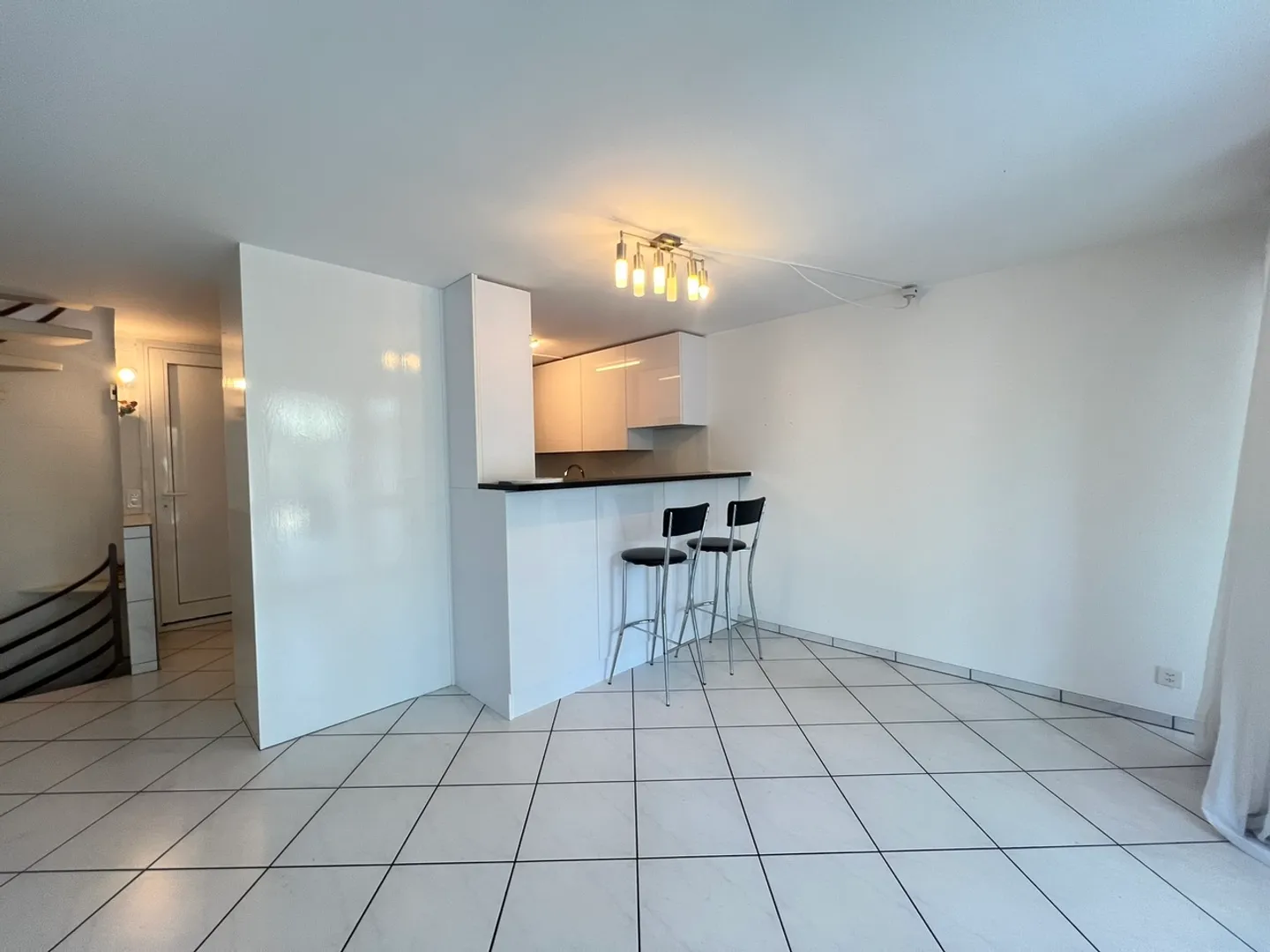Row house for sale - Photo 4 of 13