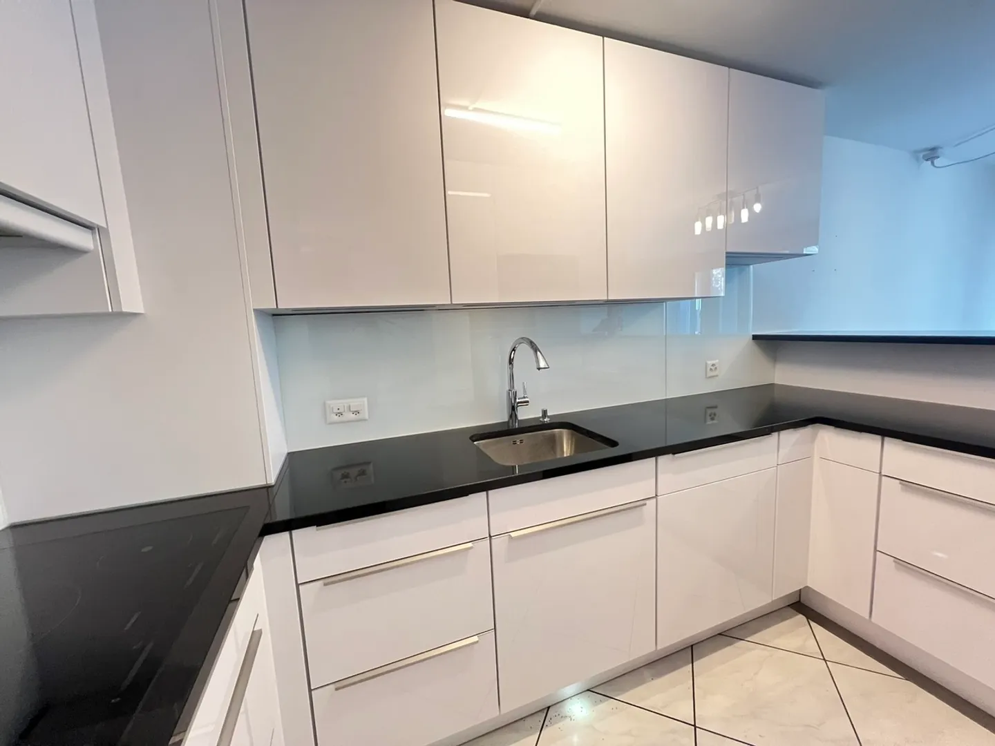 Row house for sale - Photo 5 of 13