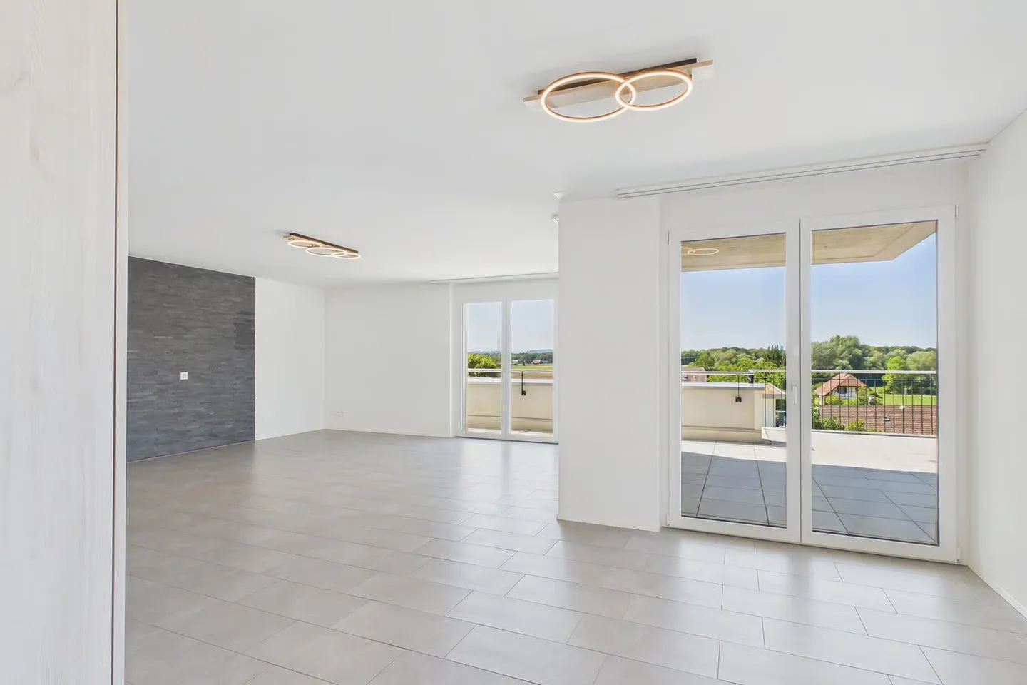 Moderno appartamento attico di 4 stanze in nuova costruzione a Gampelen - Foto 4 di 12