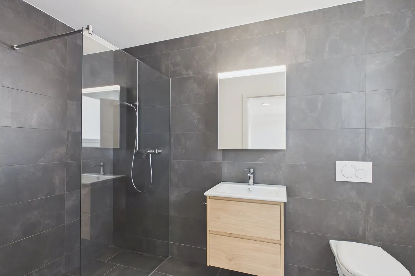 Moderno appartamento attico di 4 stanze in nuova costruzione a Gampelen - Foto 7 di 12