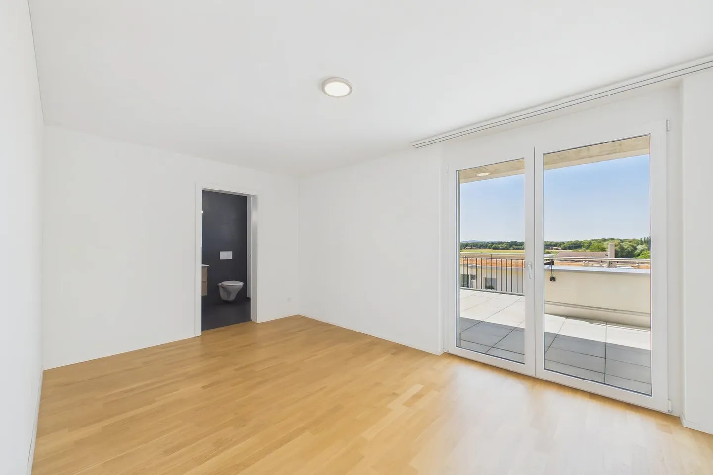 Moderno appartamento attico di 4 stanze in nuova costruzione a Gampelen - Foto 10 di 12