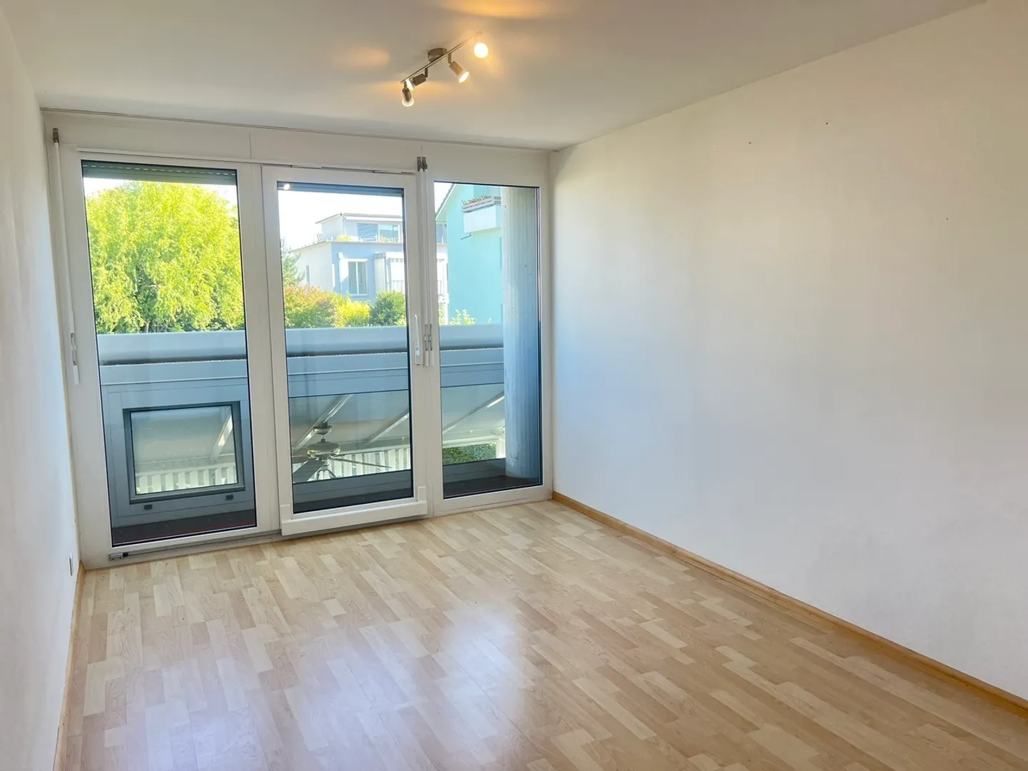 Row house for sale - Photo 9 of 13