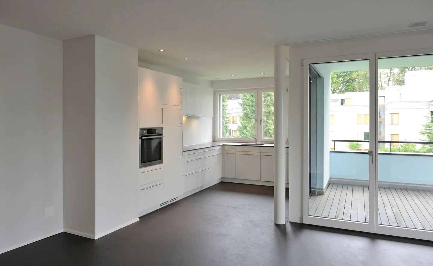 Appartement moderne de 3,5 pièces en plein centre-ville et pourtant dans la verdure - Photo 2 sur 9