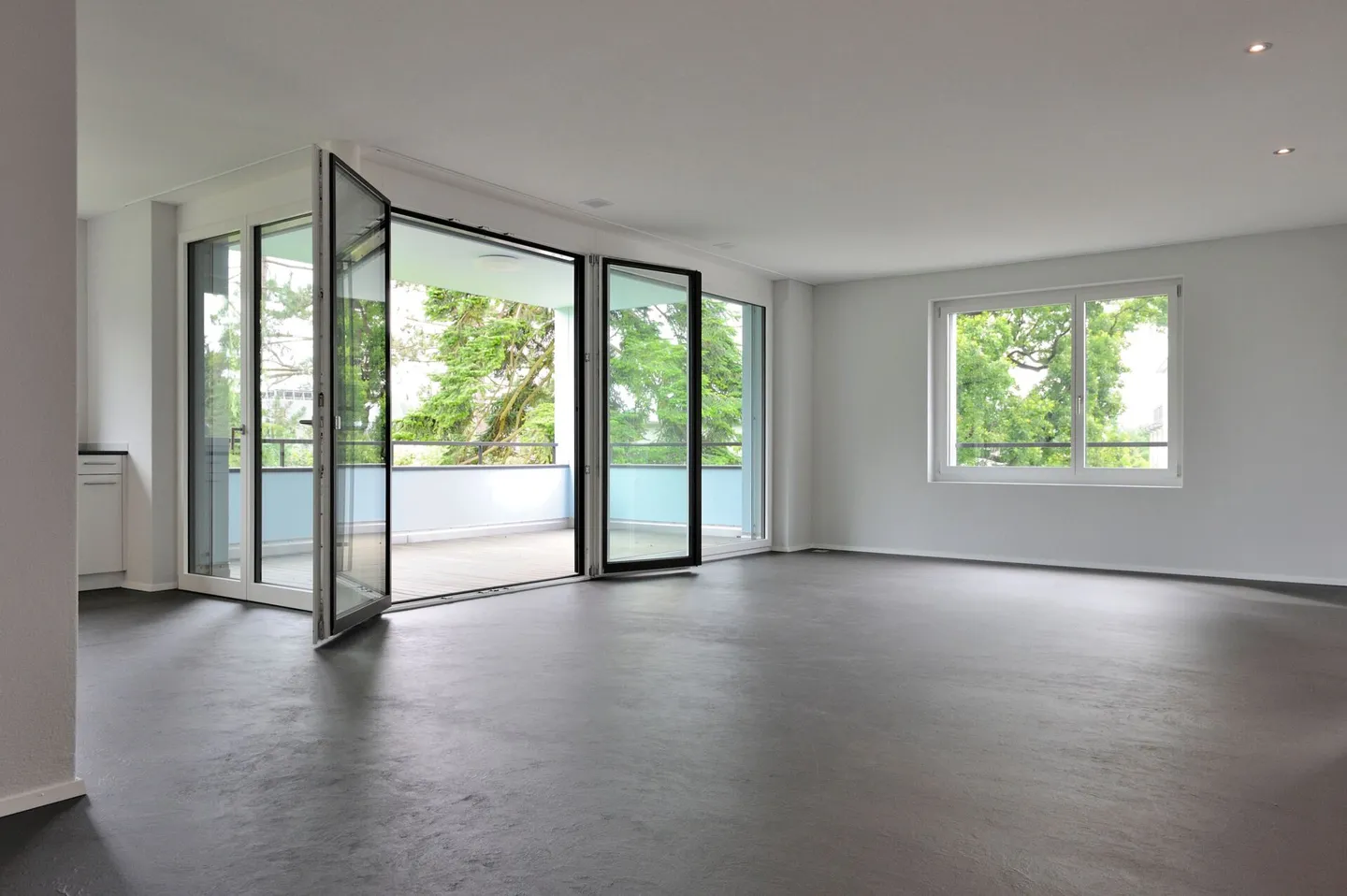 Appartement moderne de 3,5 pièces en plein centre-ville et pourtant dans la verdure - Photo 3 sur 9