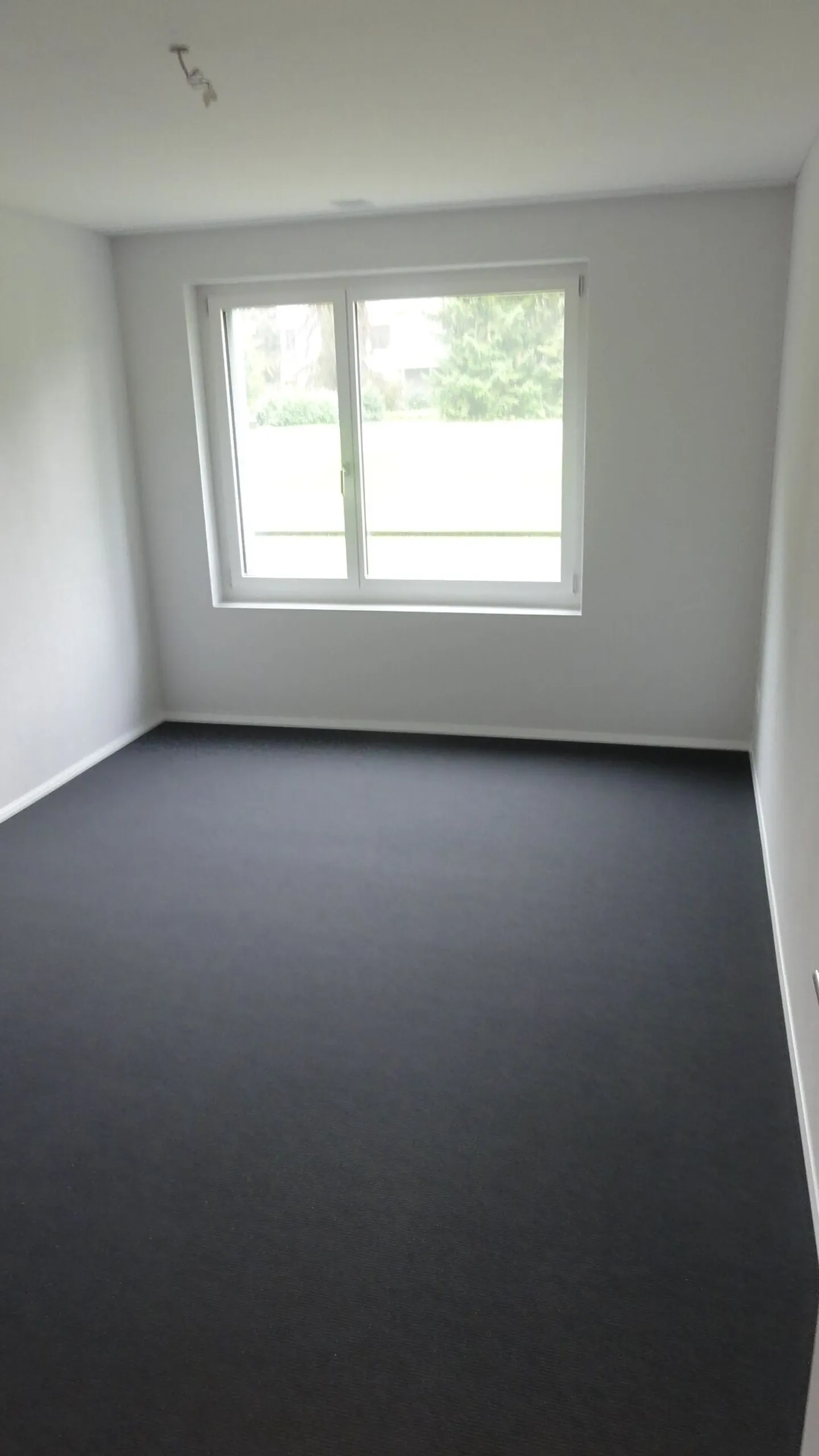 Appartement moderne de 3,5 pièces en plein centre-ville et pourtant dans la verdure - Photo 4 sur 9