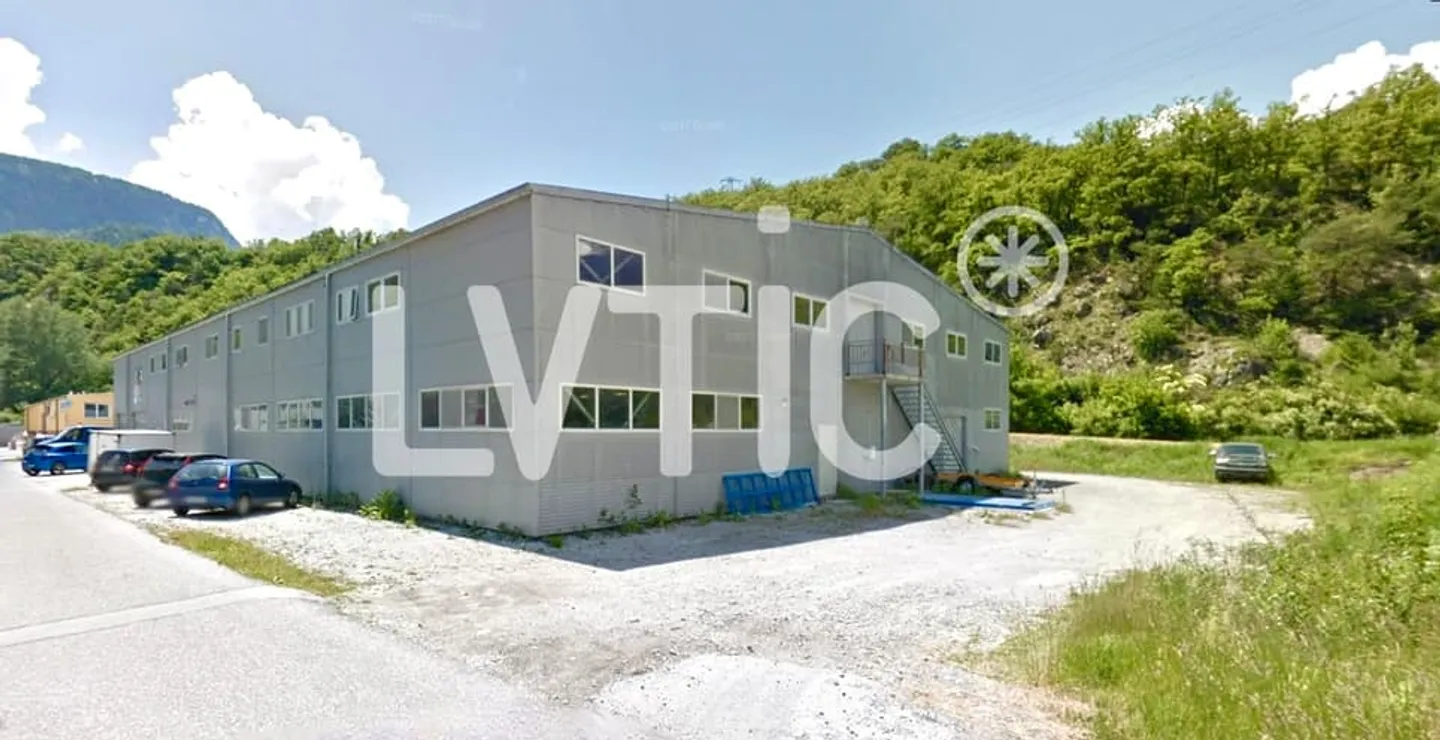 Halle industrielle, dépôt indépendant de 2200 m2 à louer à Sierre - Photo 1 sur 7