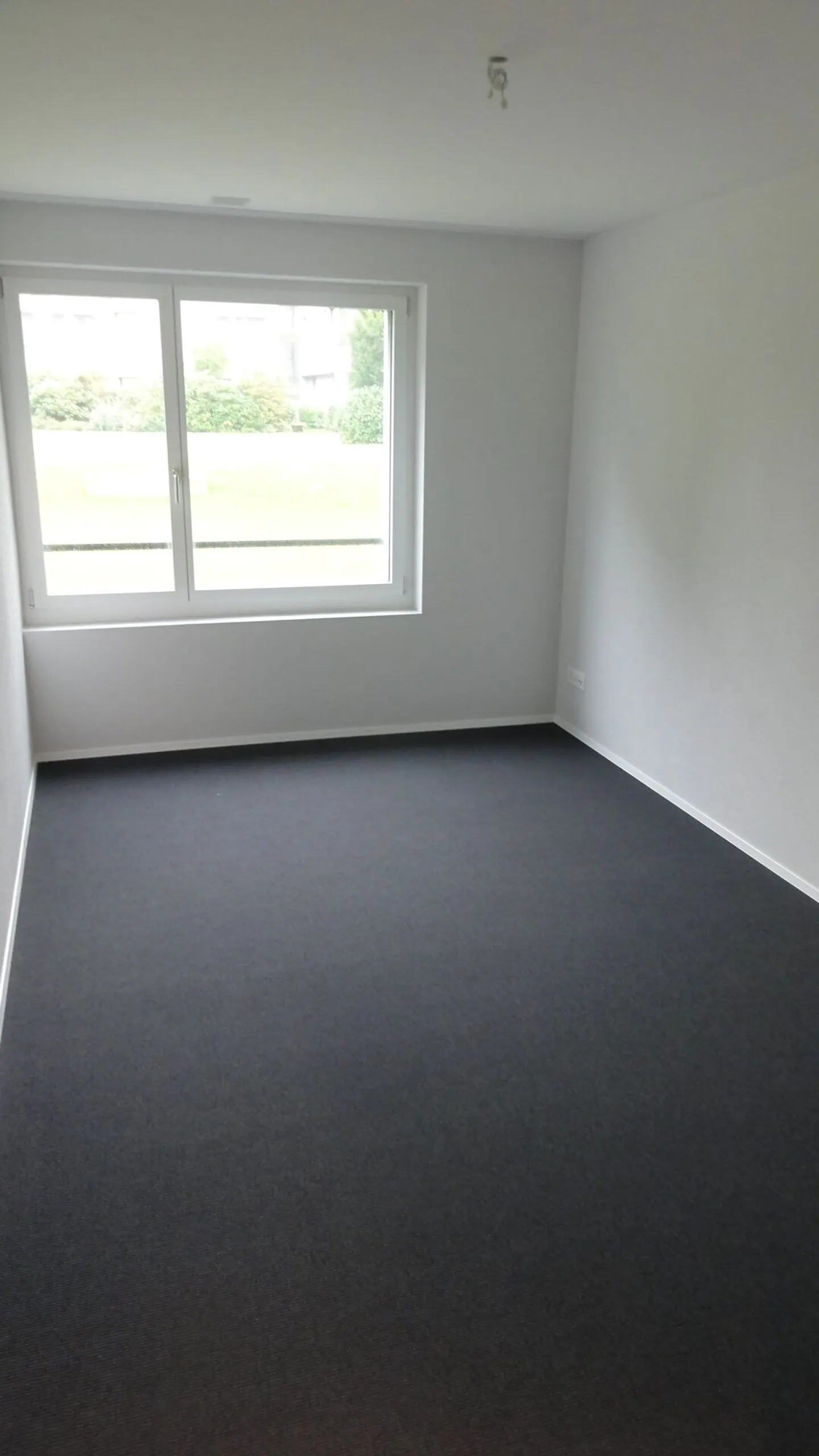 Appartement moderne de 3,5 pièces en plein centre-ville et pourtant dans la verdure - Photo 5 sur 9