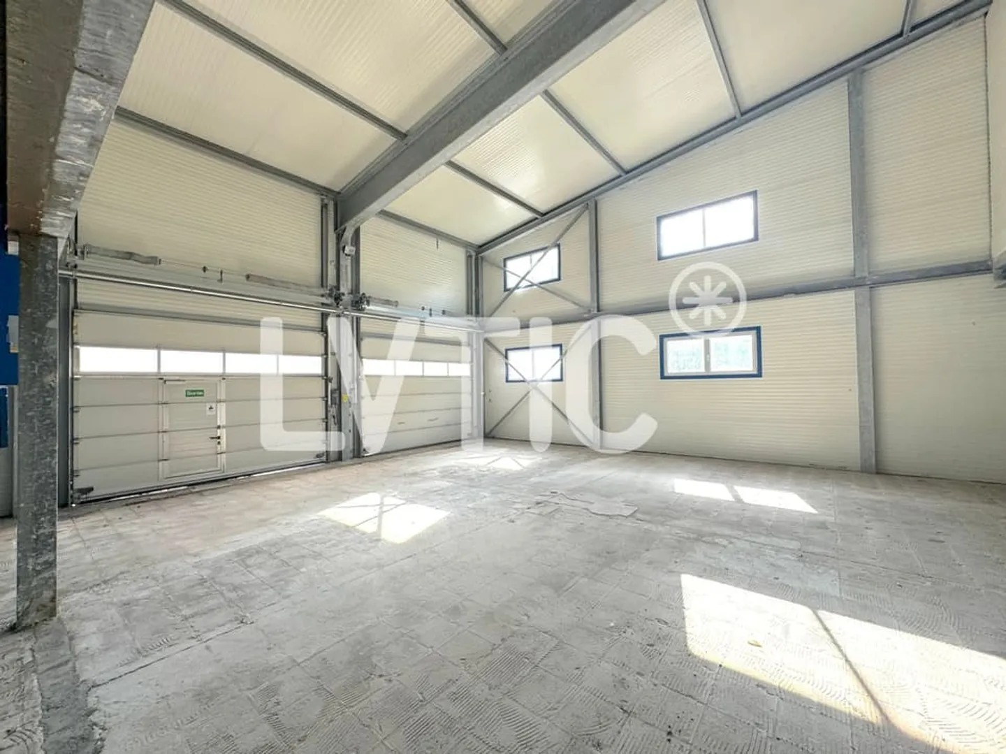 Halle industrielle, dépôt indépendant de 2200 m2 à louer à Sierre - Photo 2 sur 7