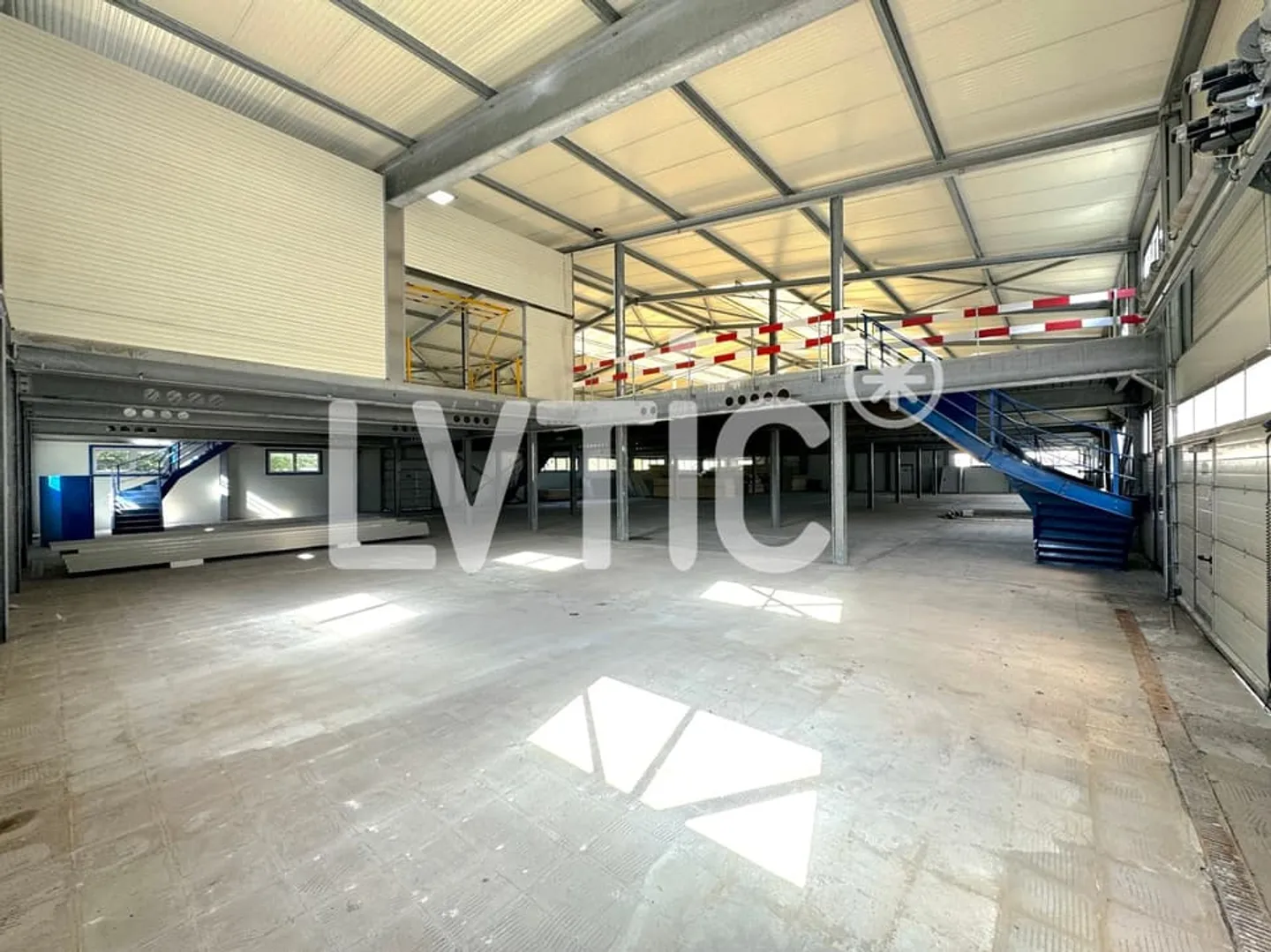 Halle industrielle, dépôt indépendant de 2200 m2 à louer à Sierre - Photo 3 sur 7