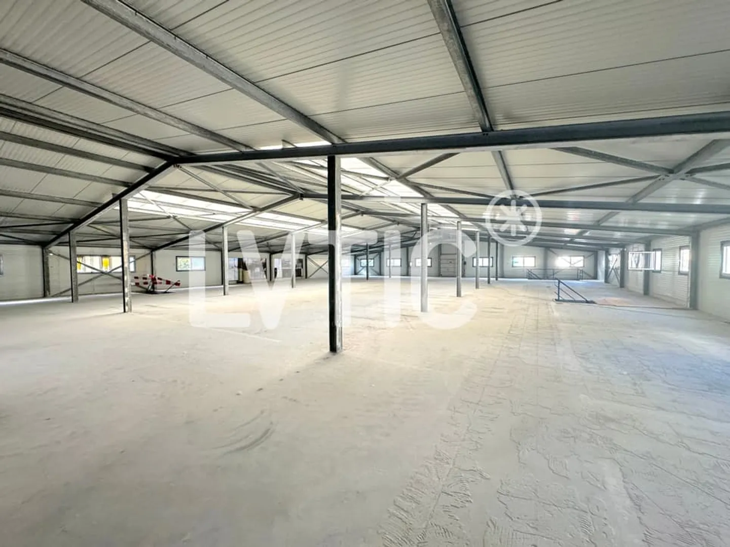 Halle industrielle, dépôt indépendant de 2200 m2 à louer à Sierre - Photo 4 sur 7
