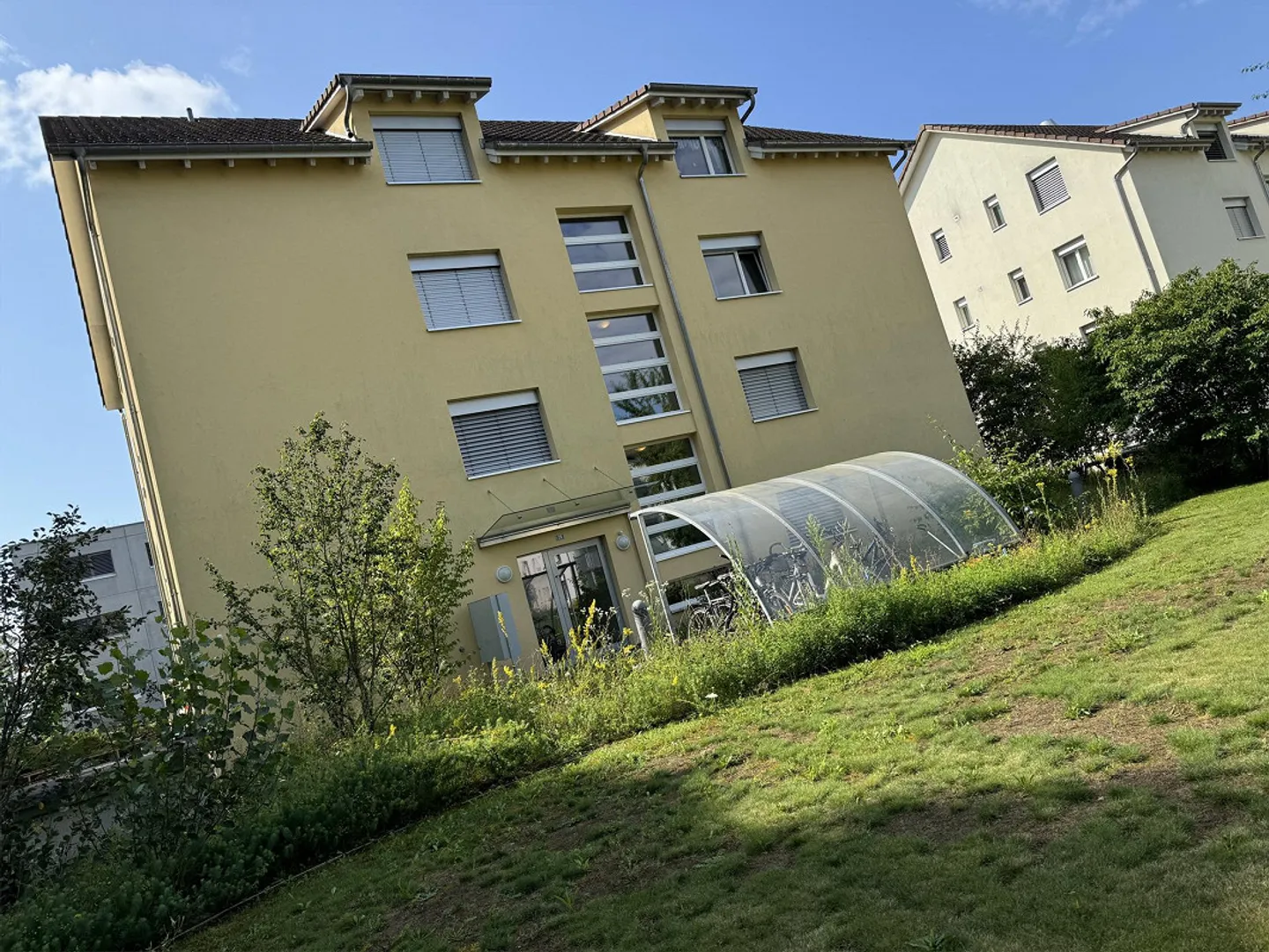 Appartamento di 3,5 stanze ben posizionato al piano terra con area giardino - Foto 1 di 24