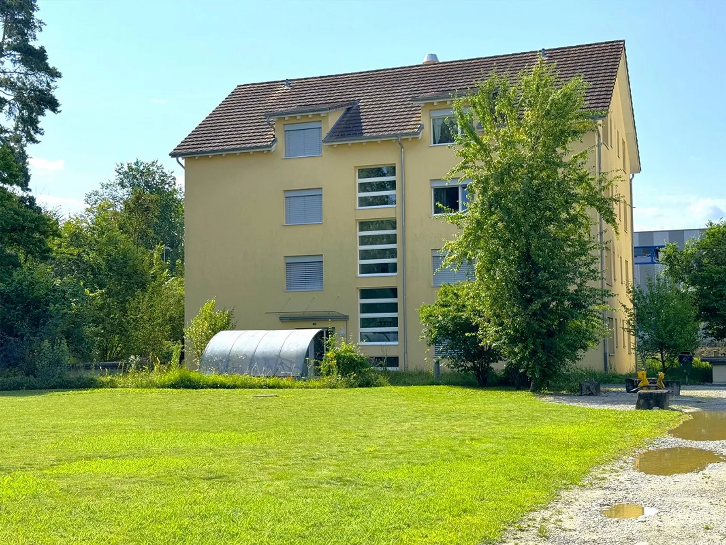 Appartamento di 3,5 stanze ben posizionato al piano terra con area giardino - Foto 2 di 24