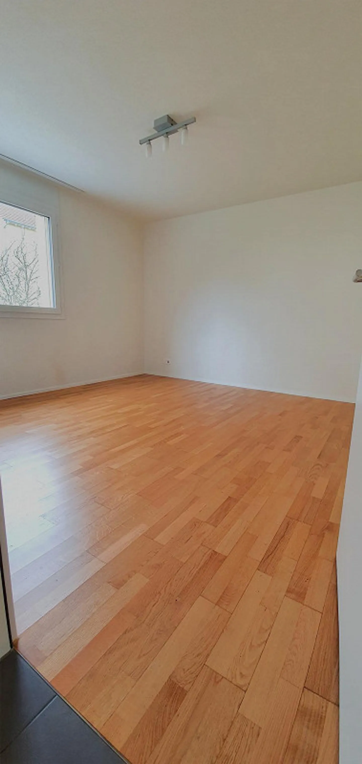 Appartamento di 3,5 stanze ben posizionato al piano terra con area giardino - Foto 10 di 24