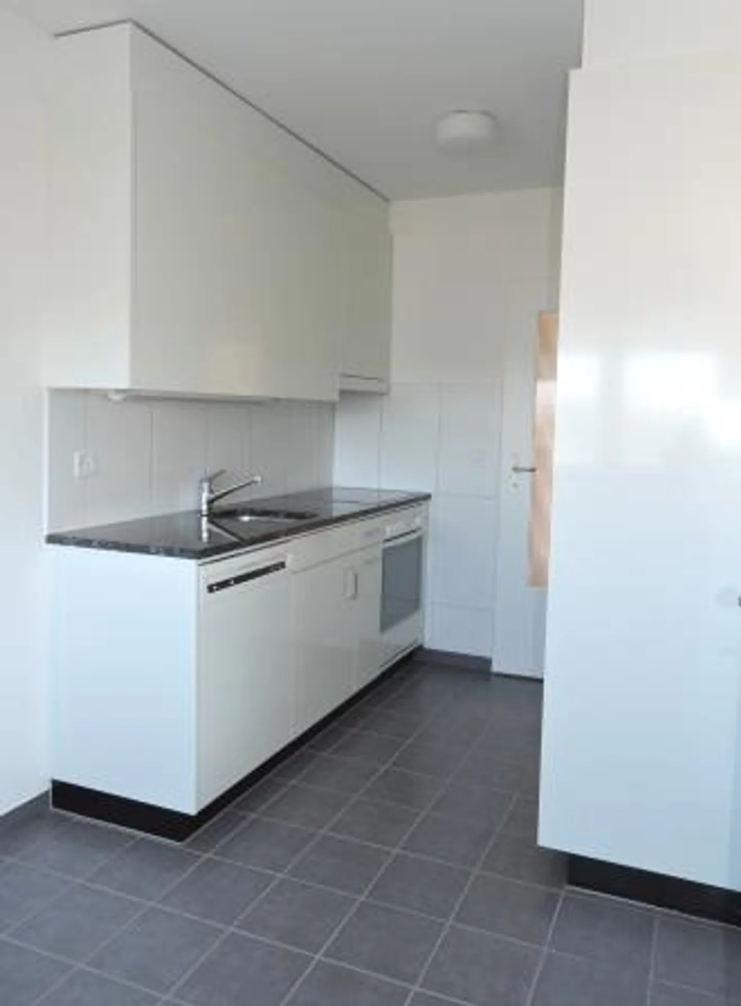 Attention Singles! Charming 1-room apartment in Therwil - Photo 3 of 4