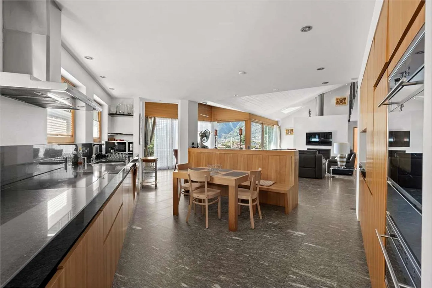 Giubiasco - Villa architecturale de prestige avec jacuzzi et design unique - Photo 2 sur 13