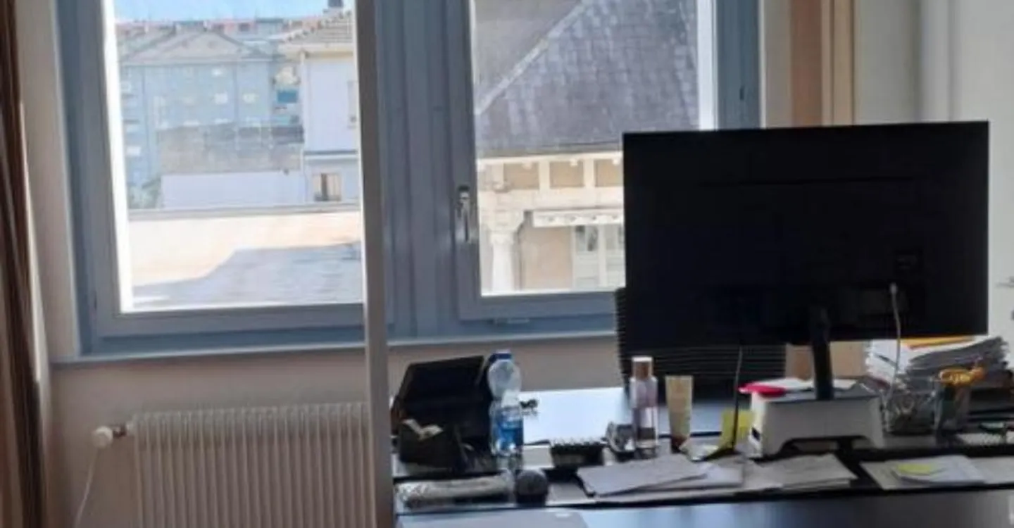 LARGE OFFICE WITH CHARACTER FOR RENT IN DOWNTOWN MARTIGNY - Photo 5 of 10