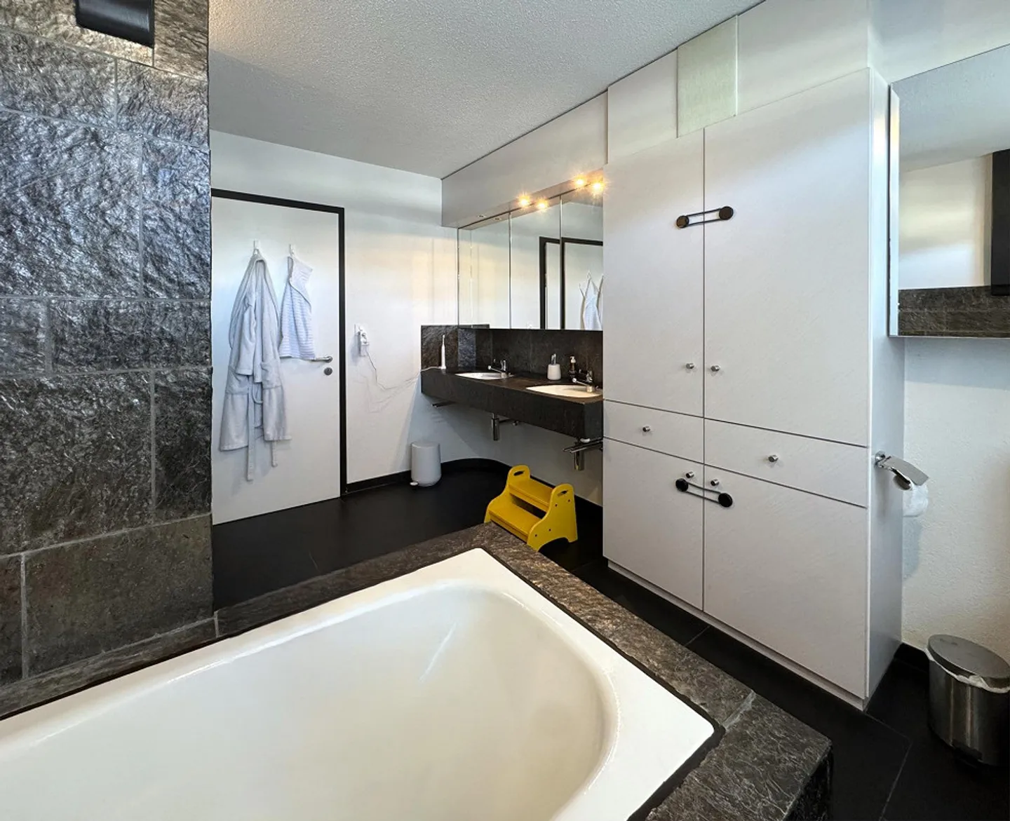 Appartement spacieux de 6 pièces avec terrasse et finition de haute qualité - Photo 10 sur 14