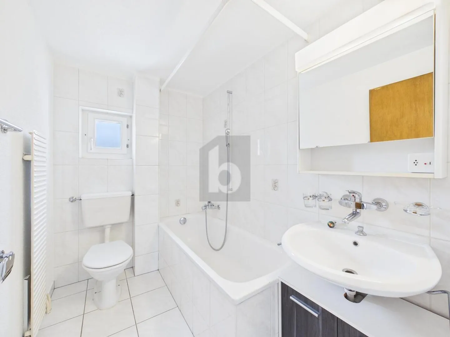 OFFRE À BON PRIX - SITUÉ CENTRAL - Photo 2 sur 6