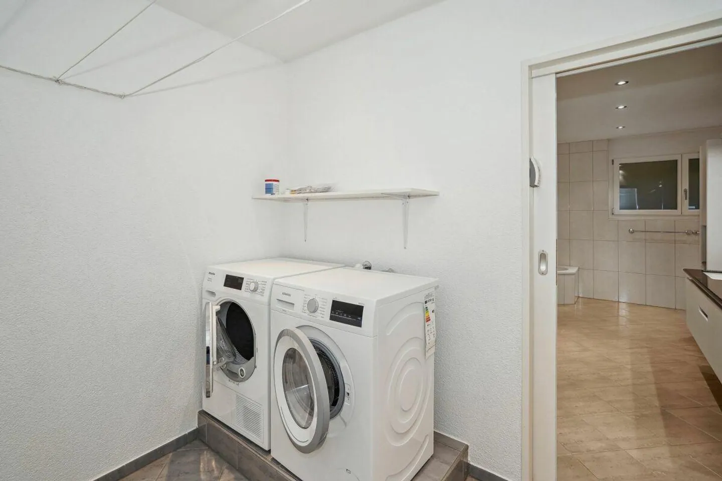 Appartamento di lusso con terrazza di 3,5 stanze a Binningen - Foto 7 di 12