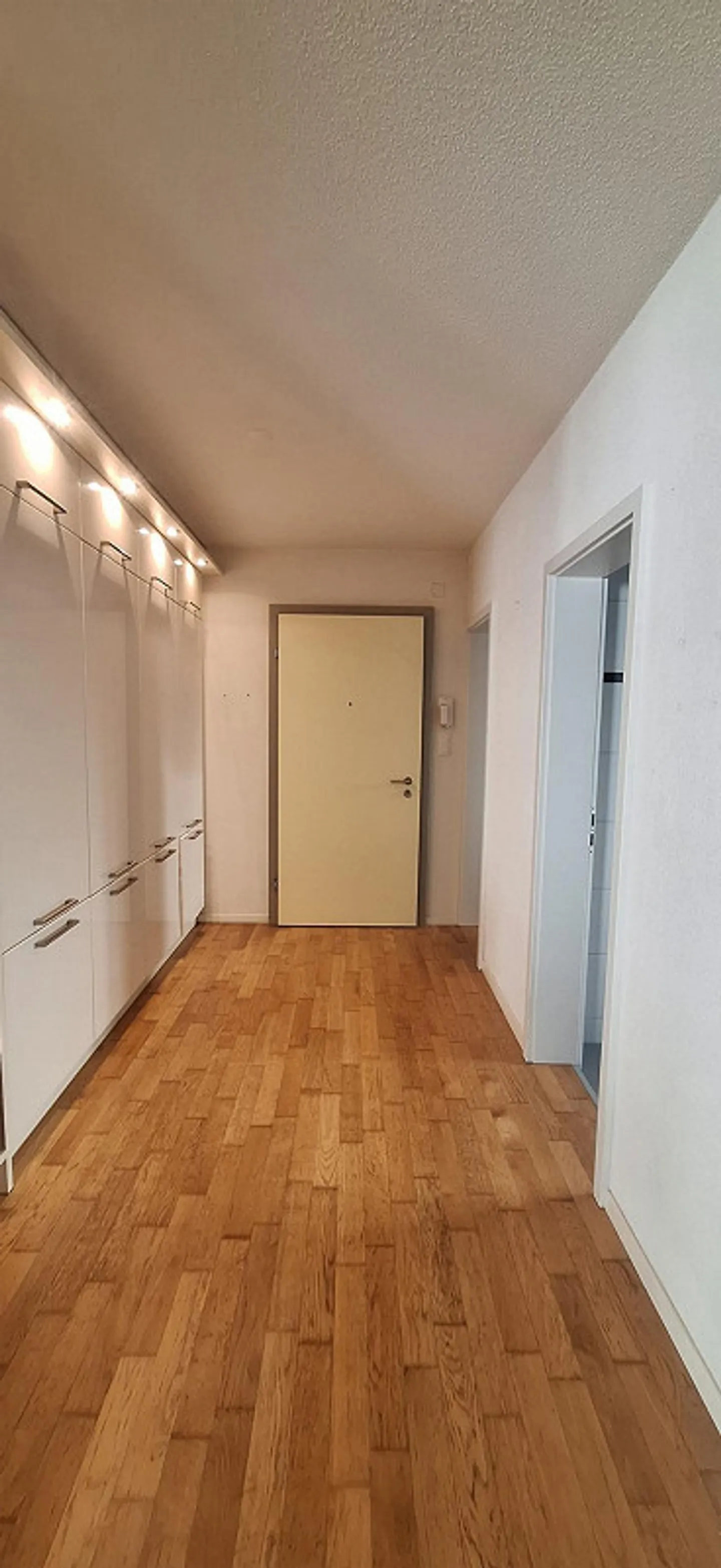 La tua nuova casa in una posizione centrale con fascino e camino - Foto 2 di 10